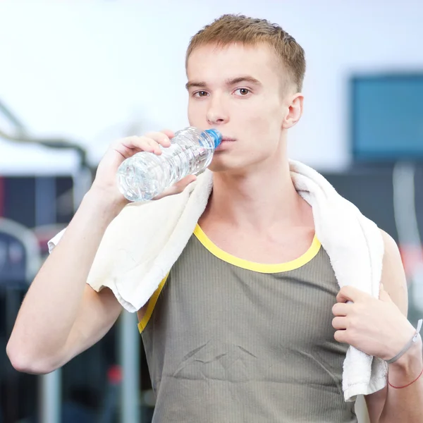 Homem água potável após esportes — Fotografia de Stock