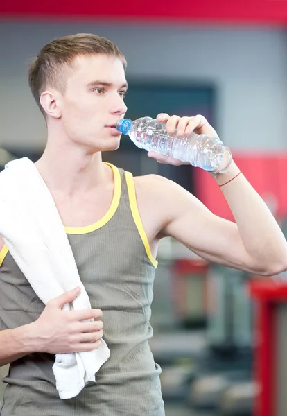 Man drinkwater na sport — Stockfoto