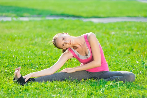 Esporte mulher fazendo alongamento exercício de fitness — Fotografia de Stock