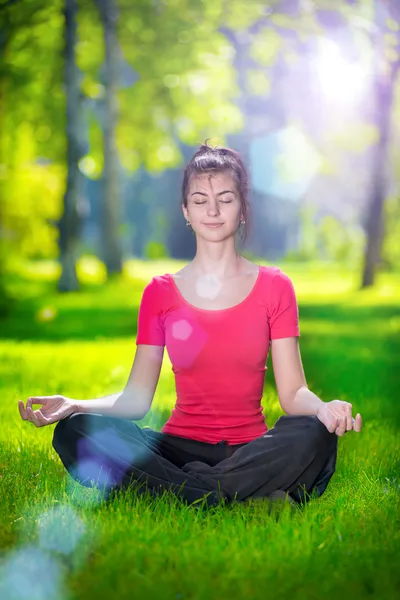 Vrouw doet yoga oefeningen — Stockfoto