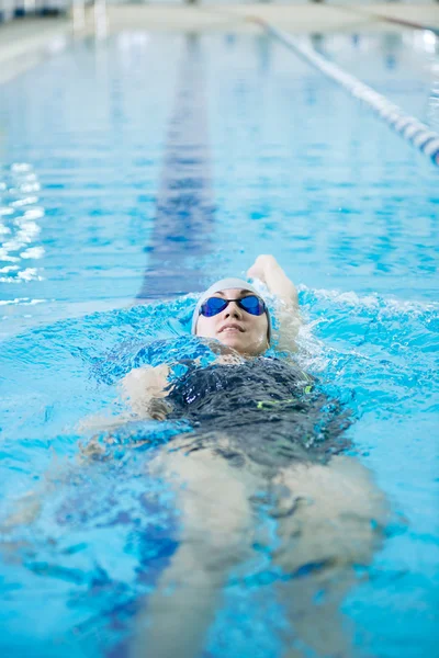 Menina jovem nadando para trás rastejar estilo acidente vascular cerebral — Fotografia de Stock