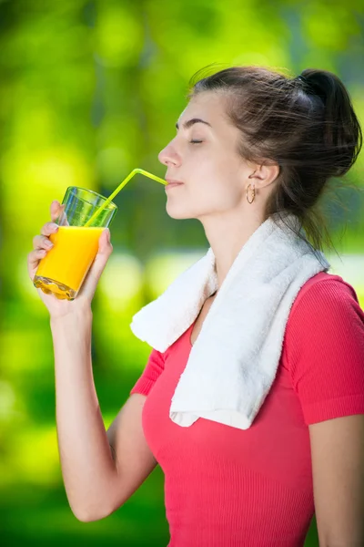 Mulher bebendo suco de laranja fresco — Fotografia de Stock