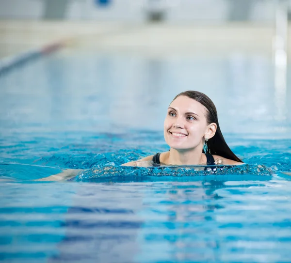 Giovane donna in piscina — Foto Stock