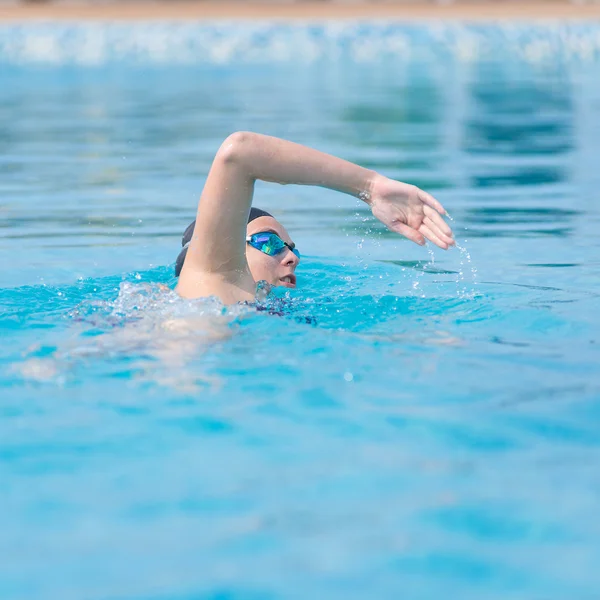 Flicka simning främre crawl linjeformat — Stockfoto