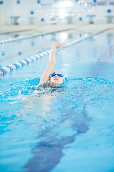 Menina jovem nadando para trás rastejar estilo acidente vascular cerebral — Fotografia de Stock