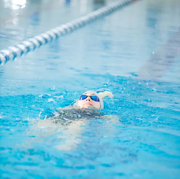 Mädchen schwimmt zurück kriechen Schlaganfall Stil — Stockfoto