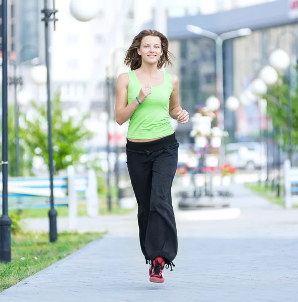 Mujer corriendo en el parque urbano de la calle —  Fotos de Stock