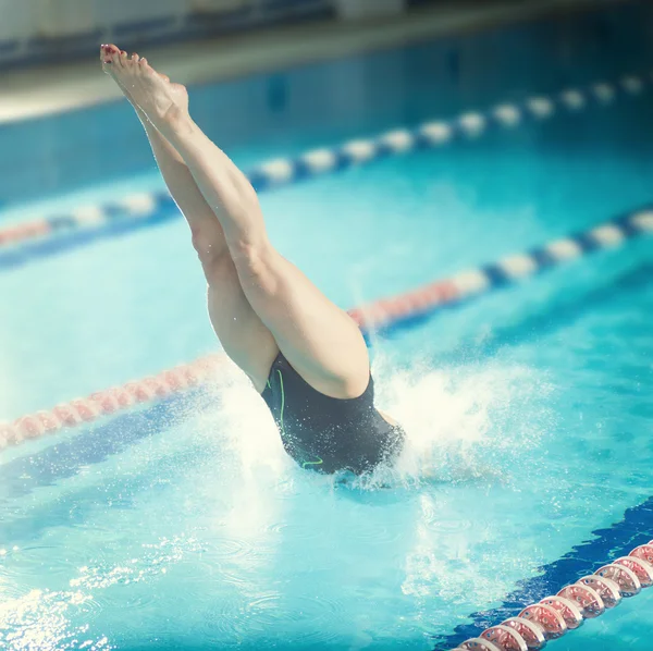 Femme nageuse sautant dans la piscine — Photo