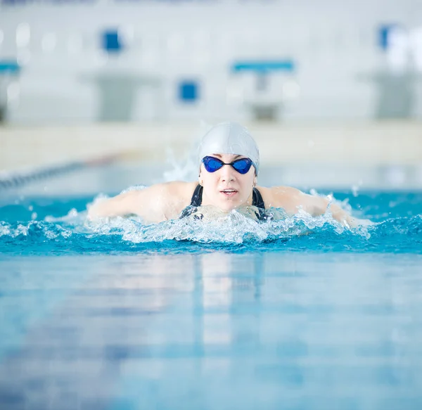 Girl swimming butterfly stroke style — Stock Photo, Image