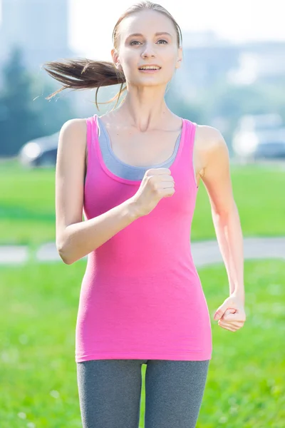 Біг жінка біжить в міському парку — стокове фото