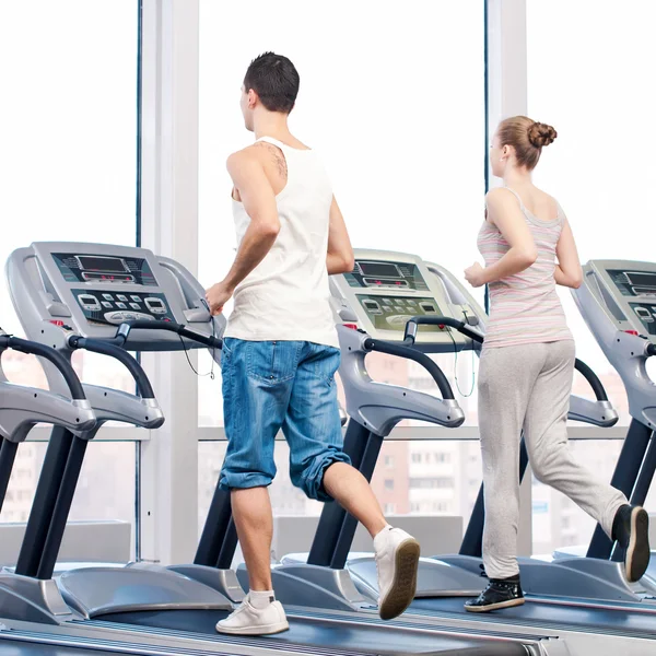 Femme et homme au gymnase — Photo