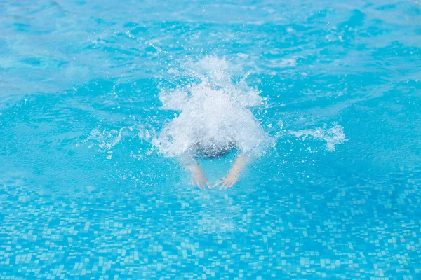 Giovane ragazza nuoto farfalla ictus stile — Foto Stock