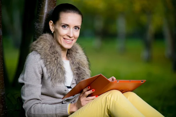 Mulher de moda usando um computador tablet — Fotografia de Stock