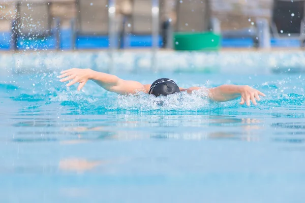 Mädchen Schwimmen Schmetterling Schlaganfall Stil — Stockfoto