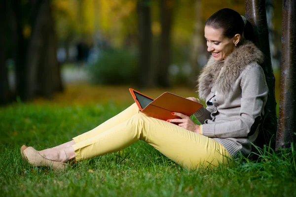 Mode vrouw met behulp van een tablet pc — Stockfoto