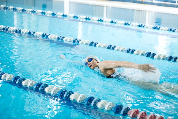 Mädchen Schwimmen Schmetterling Schlaganfall Stil Stockbild