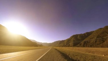 Yaz ya da sonbahar günbatımında gün batımında dağ yolu zamanı. Vahşi doğa ve kırsal alan.