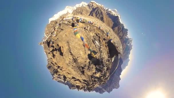 Gokyo Ri topo da montanha. Oração tibetana bandeira budista. Himalaias selvagens natureza de alta altitude e monte vale. Encostas rochosas cobertas de gelo. Pequena transformação do planeta — Vídeo de Stock