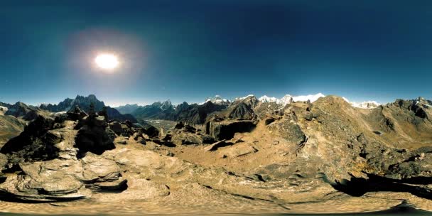 360 Gokyo Mountain Top 티베트의 히말라야는 고도의 계곡입니다 눈으로 바위가 — 비디오