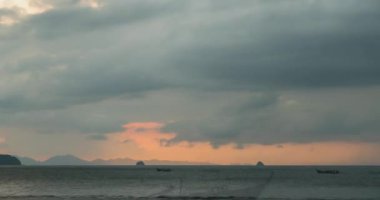 Gün batımında deniz ya da okyanus üzerinde ışık hızının artması. Tropik iklimde sıcak yaz havası. Panoramik hareket.