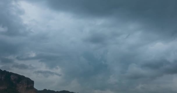 Čas vypršel dešťové mraky nad pláží a mořskou krajinou s loděmi. Tropická bouře v oceánu. — Stock video