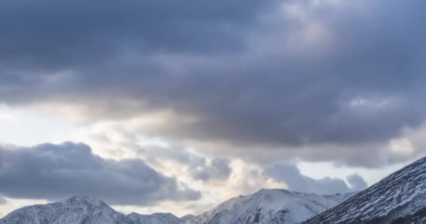 Timelapse de nubes épicas en la montaña medow en otoño. Naturaleza salvaje sin fin con cielo de tormenta de nieve. Movimiento rápido — Vídeos de Stock