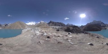 Kış mevsiminde VR Gokyo Ri Dağı Gölü. Vahşi Himalayalar yüksek irtifa doğa ve dağ vadisi. Kayalık yamaçlar buzla kaplı.