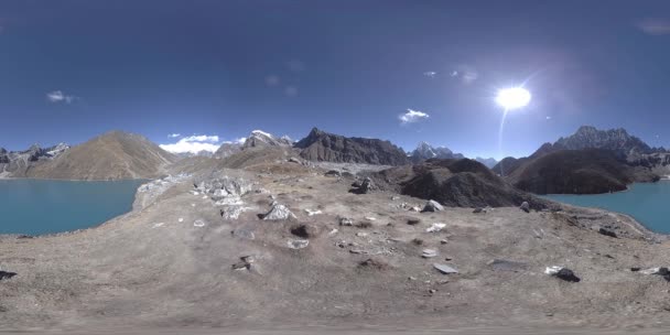 VR Gokyo Ri Bergsee in der Wintersaison. Wilde Himalaya-Hochgebirgsnatur und Bergtal. Felsige Hänge mit Eis bedeckt. — Stockvideo