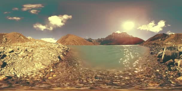 VR冬の五湖里山湖。野生のヒマラヤの標高の高い自然と山の谷。氷で覆われた岩の斜面. — ストック動画