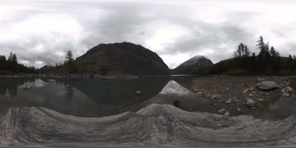 Mountain lake 360 vr at the summer or autumn time. Wild nature and rural mount valley. Green forest of pine trees and fast clouds on sky. — Stock Video