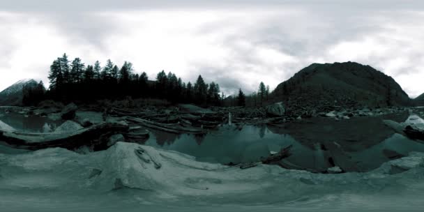 Jezioro górskie 360 vr w okresie letnim lub jesiennym. Dzika przyroda i wiejska dolina. Zielony las sosen i szybkie chmury na niebie. — Wideo stockowe