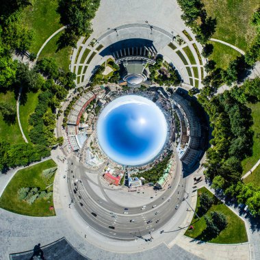 Yolları, evleri ve binaları olan havacılık şehri manzarası.