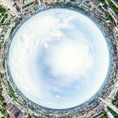 Kesişen yollar, evler, binalar, parklar ve otoparklar olan havacılık şehri manzarası. Güneşli yaz panoramik resmi
