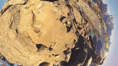 360 VR Gokyo Ri dağ tepesi. Tibet Budist bayrağı. Vahşi Himalayalar yüksek irtifa doğa ve dağ vadisi. Buzla kaplı kayalık yamaçlar. Küçük gezegen dönüşümü.