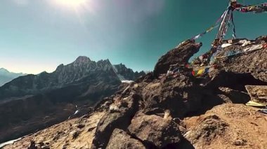 360 VR Gokyo Ri dağ tepesi. Tibet Budist bayrağı. Vahşi Himalayalar yüksek irtifa doğa ve dağ vadisi. Buzla kaplı kayalık yamaçlar. Panorama hareketi
