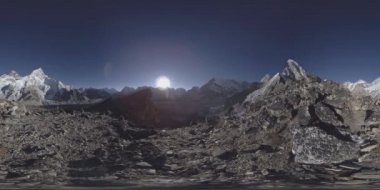 Everest Dağı 'nın 4k 360 Vr' si, altın günbatımı zaman aşımı. Zirvedeki güneş ışığı