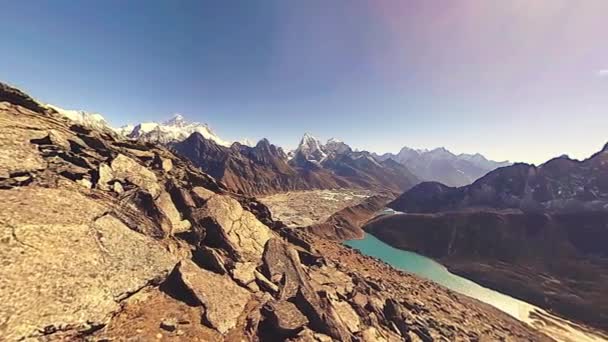 360 VR Gokyo Ri mountain top. Tibetan prayer Buddhist flag. Wild Himalayas high altitude nature and mount valley. Rocky slopes covered with ice. Panorama movement — Stock Video