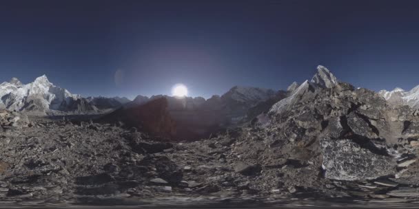 UHD 4K 360 VR del Monte Everest lapso de tiempo de puesta del sol dorado. La luz del sol en el pico — Vídeos de Stock