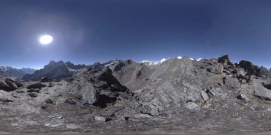360 VR Gokyo Ri dağ tepesi. Tibet Budist bayrağı. Vahşi Himalayalar yüksek irtifa doğa ve dağ vadisi. Kayalık yamaçlar buzla kaplı.