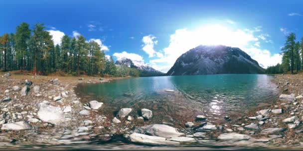 Czas upływu czasu Mountain Lake 360 vr w okresie zimowym. Dzika przyroda i Mount Valley. Zielony las sosen i szybkie chmury na niebie. — Wideo stockowe