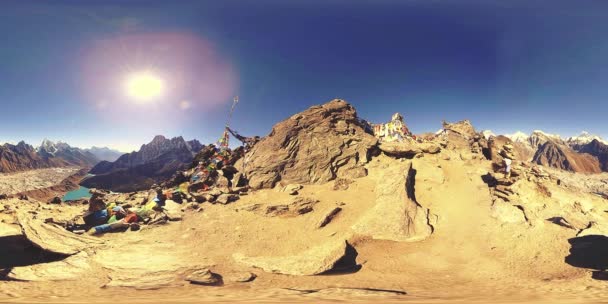 360 VR Gokyo Ri mountain top. Tibetan prayer Buddhist flag. Wild Himalayas high altitude nature and mount valley. Rocky slopes covered with ice. — Stock Video