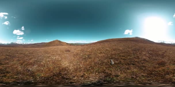 360 VR горного луга Timelapse в летнее или осеннее время. Бесконечная природа и сельское поле. Солнечные лучи над зеленой травой . — стоковое видео