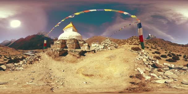 4K VR z Dingboche i wioski Pheriche w Nepalu, podstawowy punkt najstarszego toru bazowego. EBC. Buddyjska stupa na górze. — Wideo stockowe