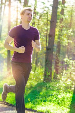 Adam güzel bir yaz gününde şehir parkında koşuyor. Spor fitness modeli Kafkasya etnik köken eğitimi.