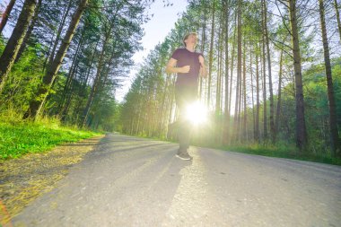 Adam güzel bir yaz gününde şehir parkında koşuyor. Spor fitness modeli Kafkasya etnik köken eğitimi.