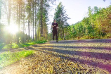 Adam güzel bir yaz gününde şehir parkında koşuyor. Spor fitness modeli Kafkasya etnik köken eğitimi.