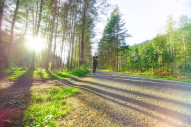Adam güzel bir yaz gününde şehir parkında koşuyor. Spor fitness modeli Kafkasya etnik köken eğitimi.