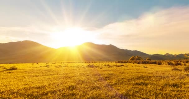 Bergweide time-lapse in de zomer of herfst zonsondergang tijd. Wilde natuur en platteland. Wolkenbewegingen, groen gras en zonnestralen. — Stockvideo