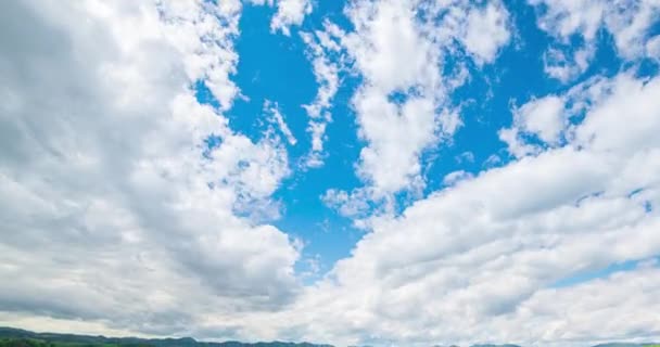 Pré-montagne time-lapse à l'heure d'été ou d'automne. Nature sauvage et champ rural. Mouvement des nuages rapides, herbe verte et rayons du soleil. — Video