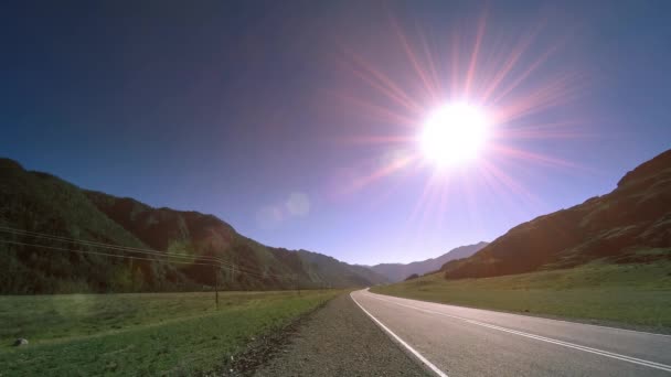 Часовий пояс гірської дороги в літній або осінній час заходу сонця. Дика природа та сільське поле . — стокове відео